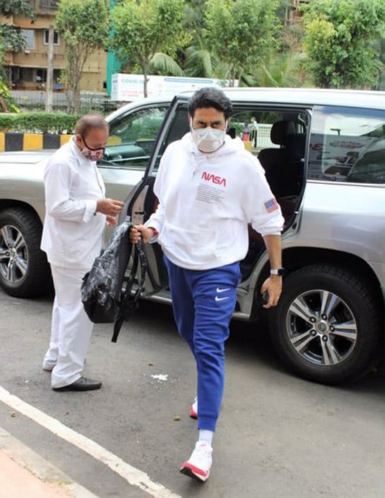 लंबे समय बाद स्पॉट हुए सेलेब्स, सारा ने अपने खास अंदाज में किया नमस्ते