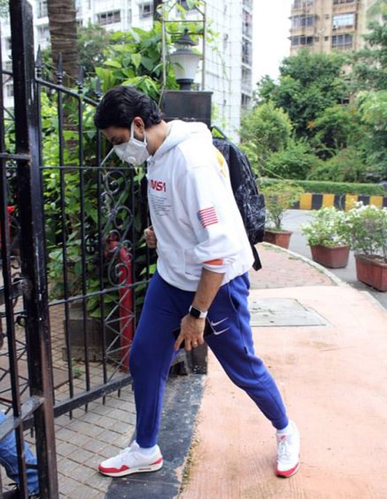 लंबे समय बाद स्पॉट हुए सेलेब्स, सारा ने अपने खास अंदाज में किया नमस्ते