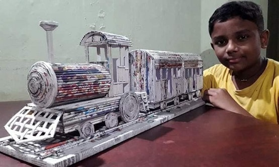 अखबार के टुकड़ों से बना दी 'ट्रेन', रेल मंत्रालय भी हुआ इस बच्चे का फैन