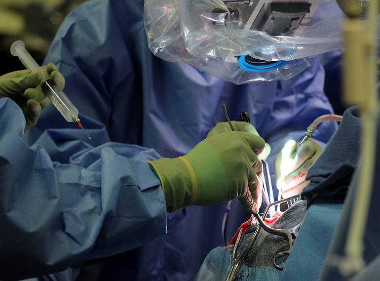 डॉक्टर करते रहे दिमाग की सर्जरी, महिला मरीज बनाती रही पकौड़े