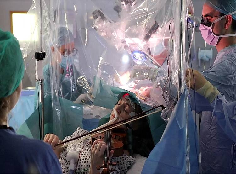 डॉक्टर करते रहे दिमाग की सर्जरी, महिला मरीज बनाती रही पकौड़े