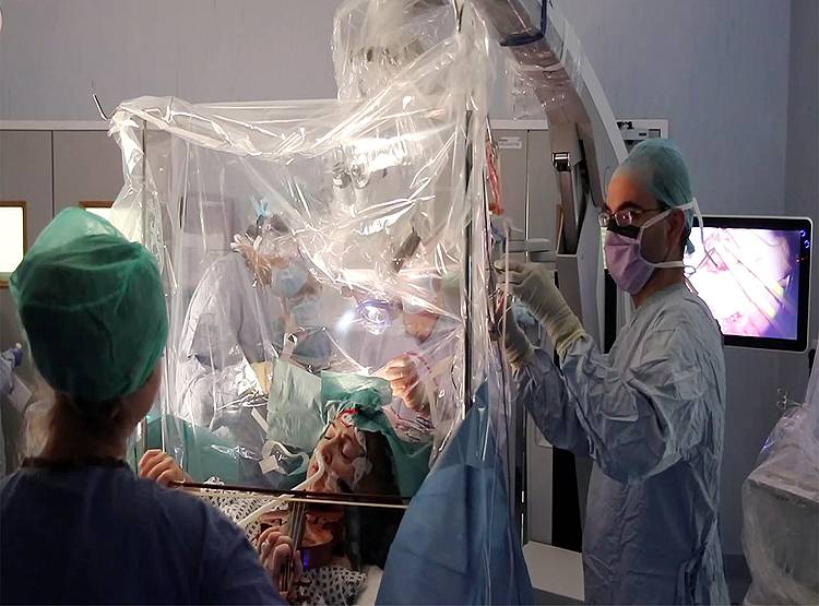 डॉक्टर करते रहे दिमाग की सर्जरी, महिला मरीज बनाती रही पकौड़े