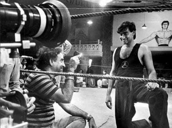 फादर्स डे पर यूं पुरानी यादें ताजा कर रहे बॉलीवुड सेलेब्स, Photos