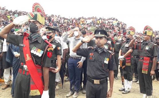 पंचतत्व में विलीन हुए शहीद अमन कुमार, तिरंगा हाथ में लेकर उमड़े लोग