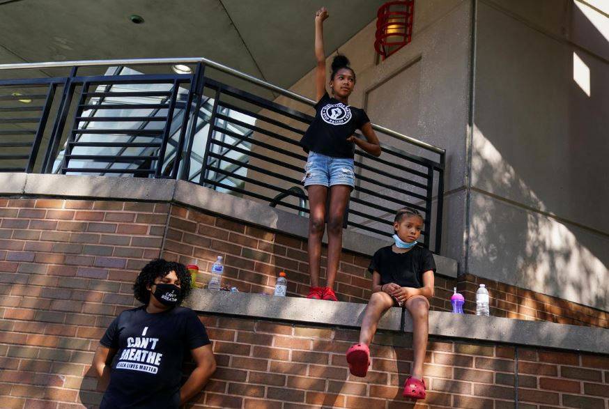 एक और अश्वेत को पुलिस ने मारी गोली, अमेरिका में भारी हिंसक प्रदर्शन