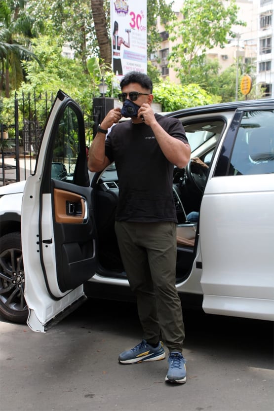 एयरपोर्ट पर नजर आईं माहिरा शर्मा, डबिंग स्टूडियो पहुंचे अमित साध, Photos