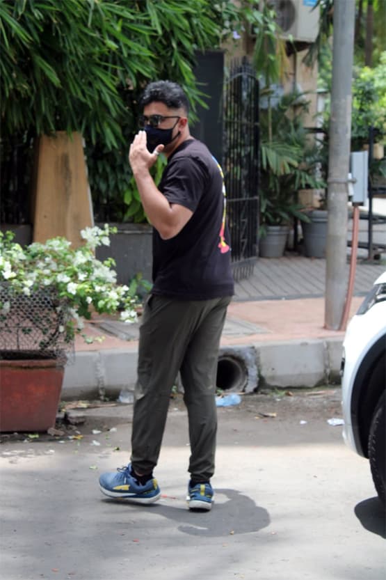 एयरपोर्ट पर नजर आईं माहिरा शर्मा, डबिंग स्टूडियो पहुंचे अमित साध, Photos