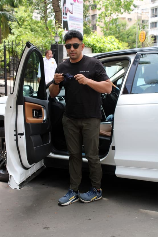 एयरपोर्ट पर नजर आईं माहिरा शर्मा, डबिंग स्टूडियो पहुंचे अमित साध, Photos