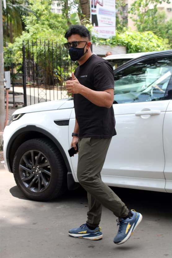 एयरपोर्ट पर नजर आईं माहिरा शर्मा, डबिंग स्टूडियो पहुंचे अमित साध, Photos