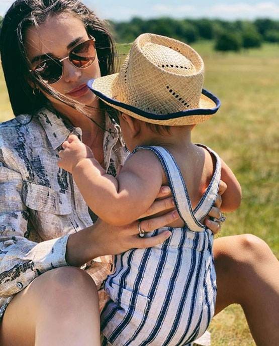 एमी जैकसन ने शेयर की क्यूट फोटोज, बेटे संग कर रहीं मस्ती