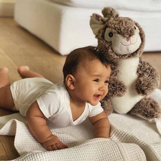 एमी जैकसन ने शेयर की क्यूट फोटोज, बेटे संग कर रहीं मस्ती