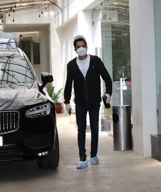 लंबे समय बाद स्पॉट हुए सेलेब्स, सारा ने अपने खास अंदाज में किया नमस्ते