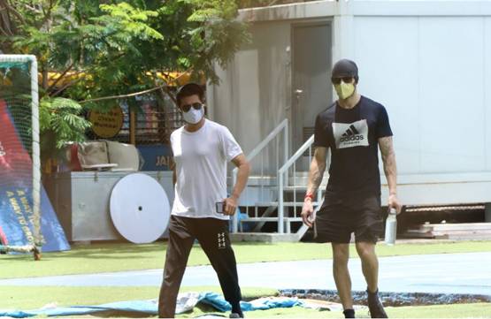 PHOTOS: मास्क लगाकर निकले अन‍िल कपूर, ग्रॉसरी शॉपिंग पर अदा शर्मा