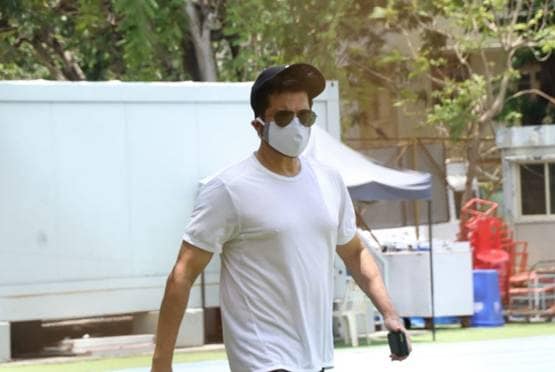 PHOTOS: मास्क लगाकर निकले अन‍िल कपूर, ग्रॉसरी शॉपिंग पर अदा शर्मा