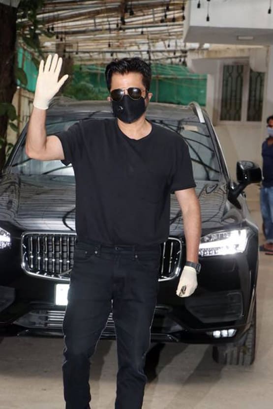 लंबे समय बाद स्पॉट हुए सेलेब्स, सारा ने अपने खास अंदाज में किया नमस्ते