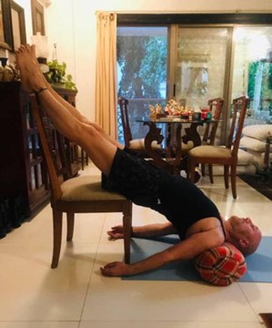 बॉलीवुड स्टार्स इस तरह मना रहे योग दिवस, फैमिली भी हुई शामिल