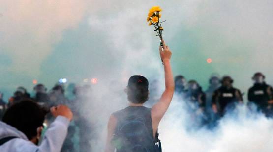 व्हाइट हाउस के बाहर चल रहे थे पत्थर, ट्रंप को जाना पड़ा अंडरग्राउंड बंकर में