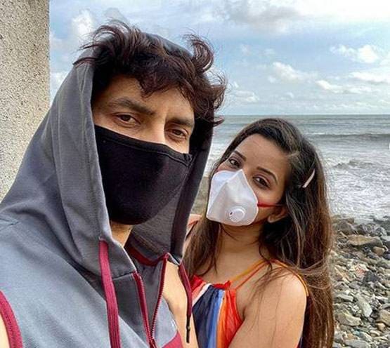 गणपति दर्शन की फोटो शेयर करने पर ट्रोल हुईं मोनालिसा, दिया करारा जवाब