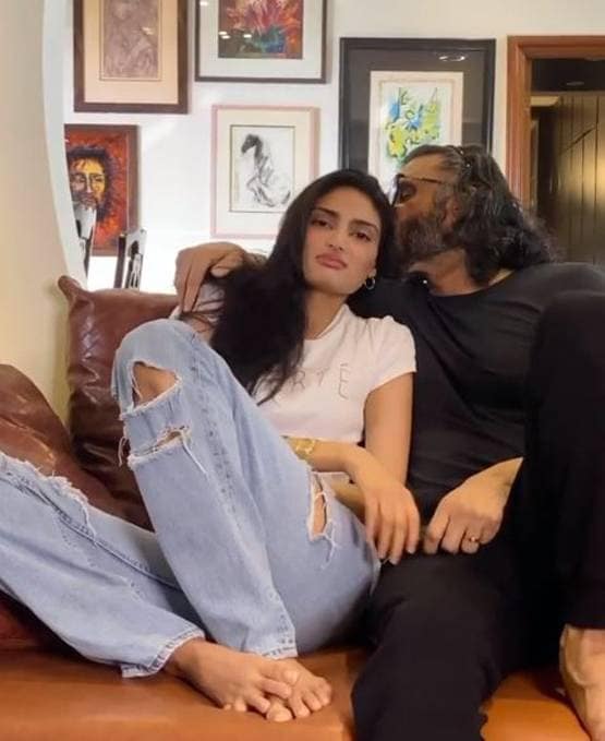 फादर्स डे पर यूं पुरानी यादें ताजा कर रहे बॉलीवुड सेलेब्स, Photos