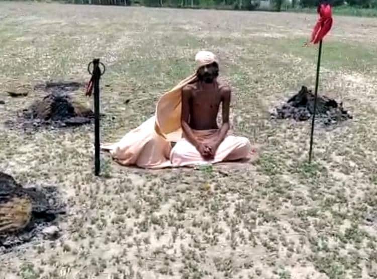 धूप में आग जलाकर 5 दिन से तप, सुई-धागे से सिल रखा है मुंह