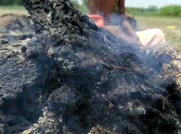 धूप में आग जलाकर 5 दिन से तप, सुई-धागे से सिल रखा है मुंह