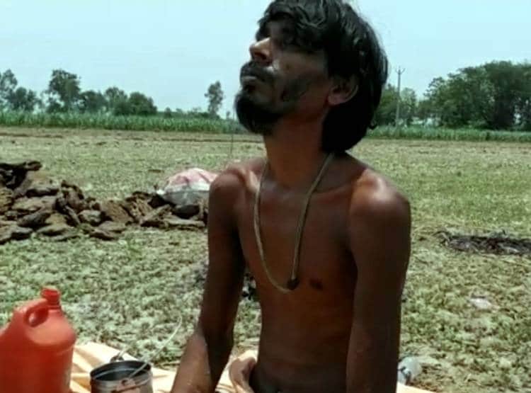 धूप में आग जलाकर 5 दिन से तप, सुई-धागे से सिल रखा है मुंह