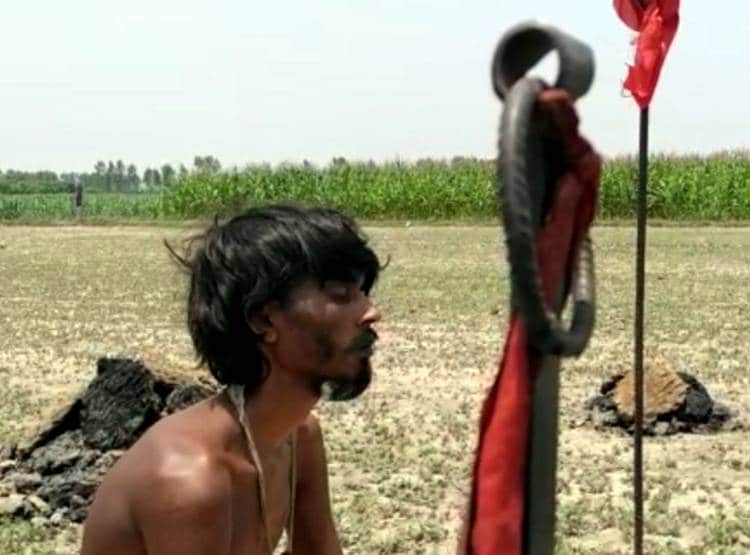 धूप में आग जलाकर 5 दिन से तप, सुई-धागे से सिल रखा है मुंह