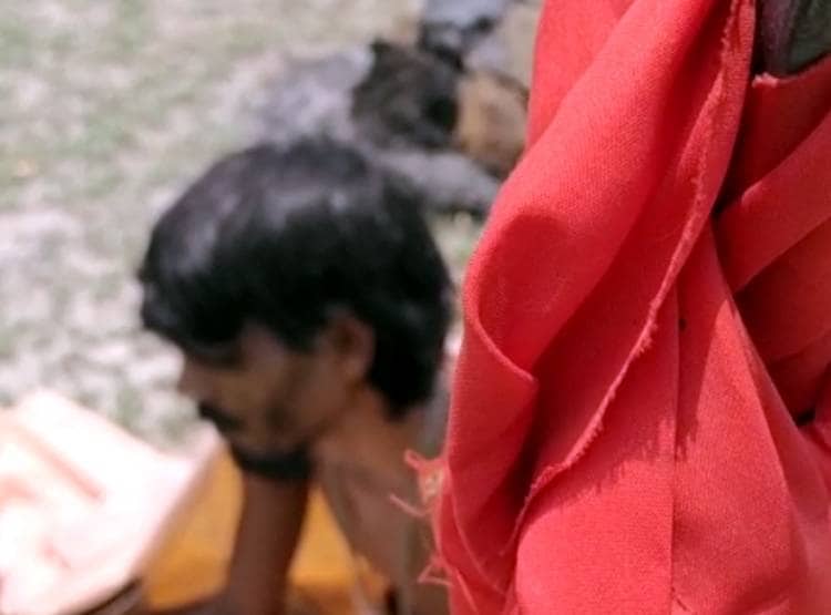 धूप में आग जलाकर 5 दिन से तप, सुई-धागे से सिल रखा है मुंह