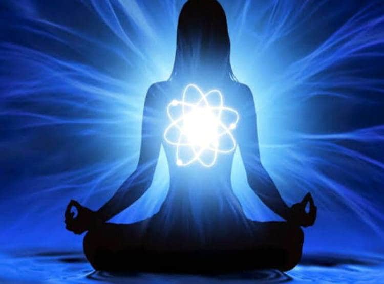 धूप में आग जलाकर 5 दिन से तप, सुई-धागे से सिल रखा है मुंह