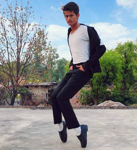 मजदूर का बेटा है 1 करोड़ जीतने वाले बाबा जैक्सन, अमिताभ-ऋतिक भी बने फैन