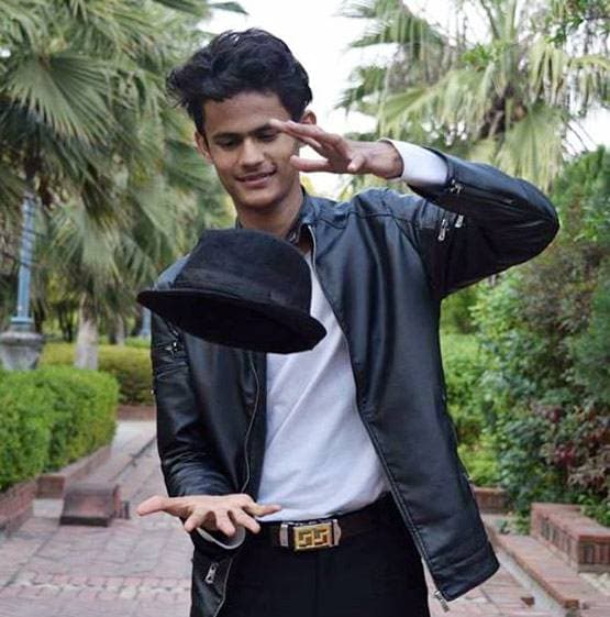 मजदूर का बेटा है 1 करोड़ जीतने वाले बाबा जैक्सन, अमिताभ-ऋतिक भी बने फैन