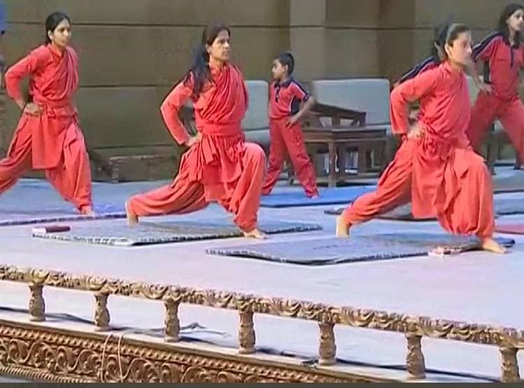 कोरोना ने किया मजबूर, फिर भी पूरी दुनिया में योग दिवस की धूम