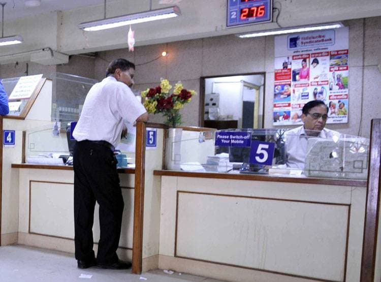 एक और बैंक पर RBI की बड़ी कार्रवाई, 6 महीने के लिए फंसा ग्राहकों का पैसा