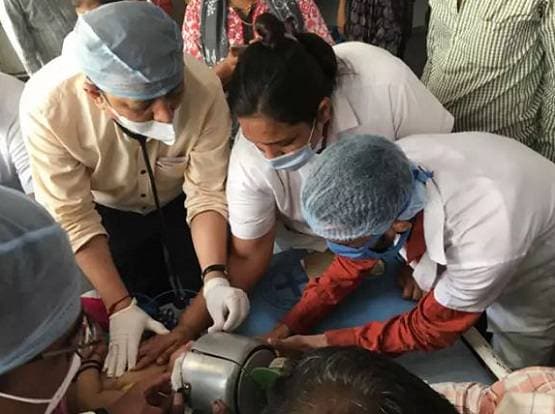 कुकर में फंस गया मासूम का सिर, डॉक्टर भी हुए फेल तो ऐसे निकाला