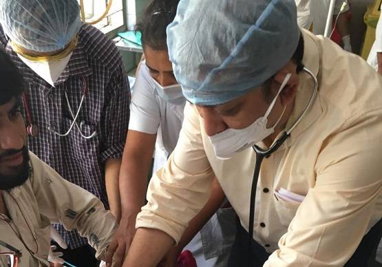 कुकर में फंस गया मासूम का सिर, डॉक्टर भी हुए फेल तो ऐसे निकाला