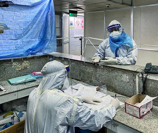 PPE किट और जीवनसाथी का संग, कोरोना से नवविवाहित डॉक्टर जोड़े की जंग