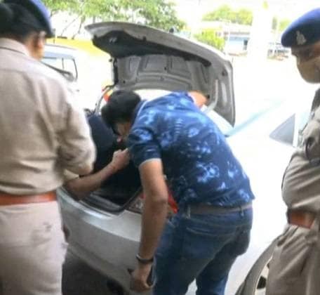 कार की डिक्की खुलते ही पुलिस हैरान, सीक्रेट लॉकर से निकले लाखों रुपये