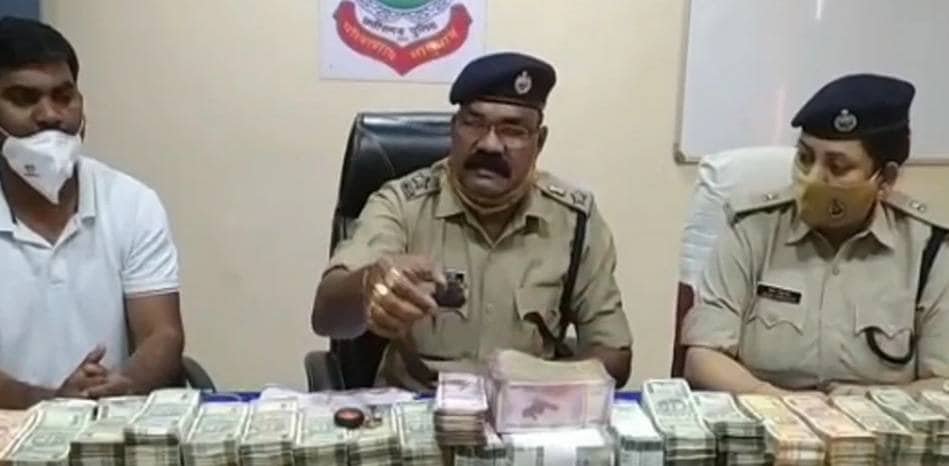 कार की डिक्की खुलते ही पुलिस हैरान, सीक्रेट लॉकर से निकले लाखों रुपये