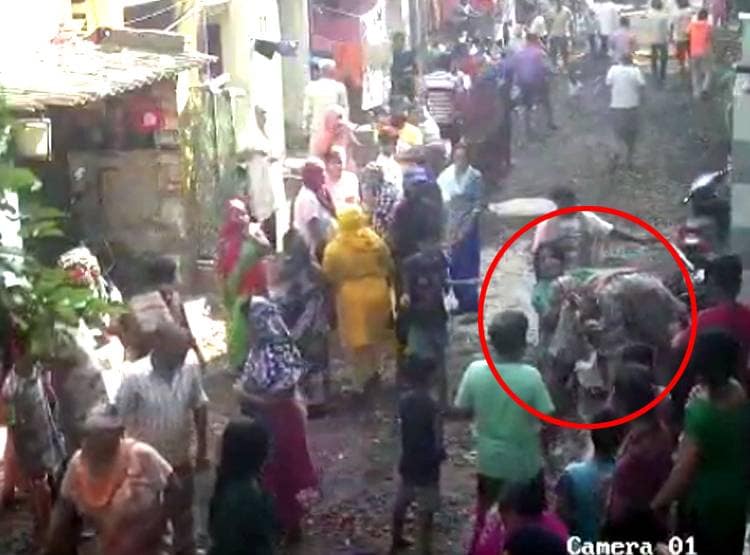 बीवी को जलाने के लिए लाया था पेट्रोल, खुद जला तो पत्नी ने बचाई जान