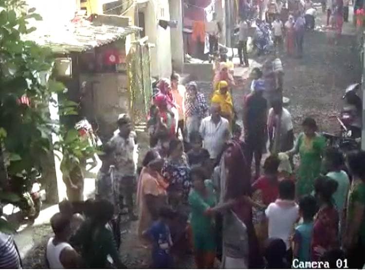 बीवी को जलाने के लिए लाया था पेट्रोल, खुद जला तो पत्नी ने बचाई जान