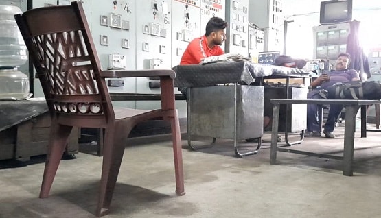 जोर से हिलने लगी बिजली विभाग में रखी कुर्सी, कर्मचारियों ने बताया भूत