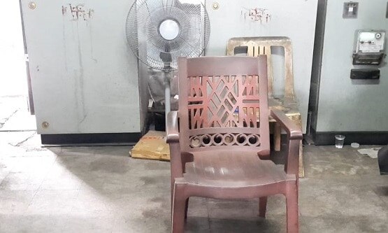 जोर से हिलने लगी बिजली विभाग में रखी कुर्सी, कर्मचारियों ने बताया भूत