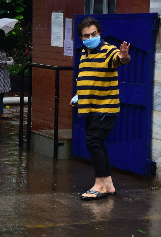 बासु चटर्जी के अंतिम संस्कार में पहुंचे अशोक पंडित, शोक में डूबा दिखा परिवार