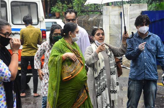 बासु चटर्जी के अंतिम संस्कार में पहुंचे अशोक पंडित, शोक में डूबा दिखा परिवार
