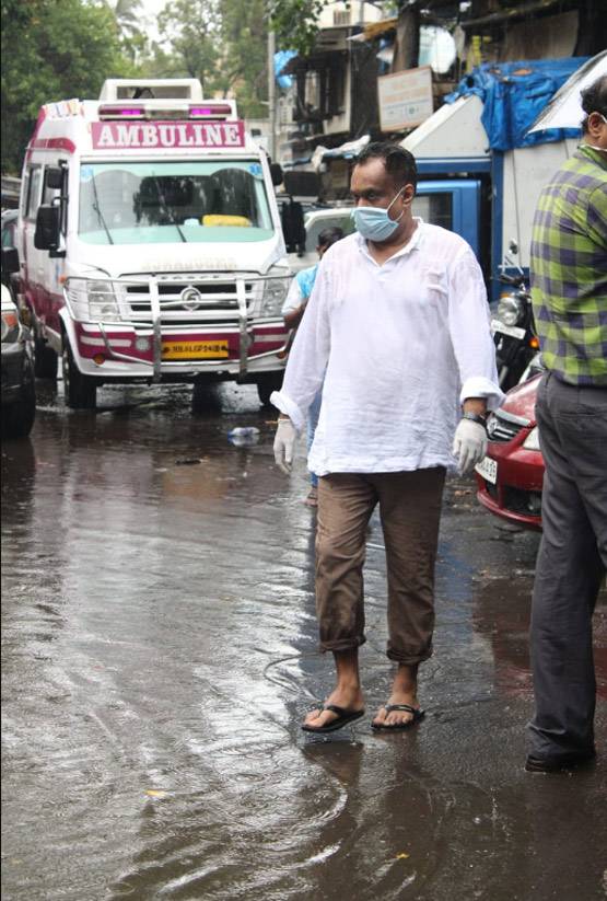 बासु चटर्जी के अंतिम संस्कार में पहुंचे अशोक पंडित, शोक में डूबा दिखा परिवार