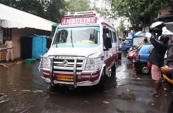 बासु चटर्जी के अंतिम संस्कार में पहुंचे अशोक पंडित, शोक में डूबा दिखा परिवार