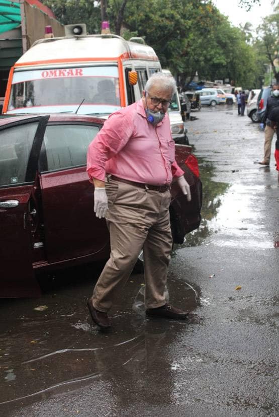 बासु चटर्जी के अंतिम संस्कार में पहुंचे अशोक पंडित, शोक में डूबा दिखा परिवार