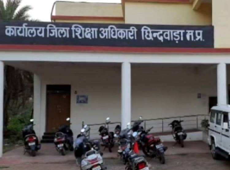 12वीं के बोर्ड एग्जाम में बेफिक्री से नकल? सीसीटीवी फुटेज वायरल