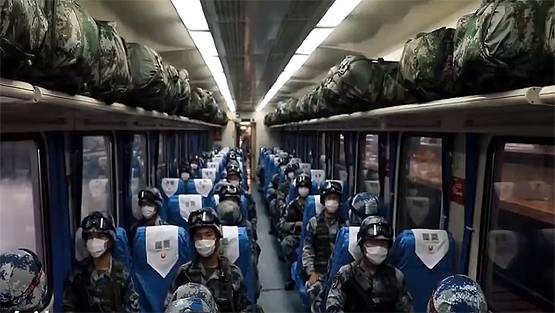 चीन की चालः भारतीय सीमा के पास पहुंचाए हजारों सैनिक, टैंक...देखिए तस्वीरें