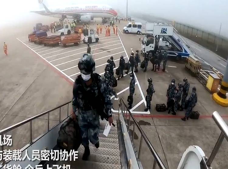 चीन की चालः भारतीय सीमा के पास पहुंचाए हजारों सैनिक, टैंक...देखिए तस्वीरें